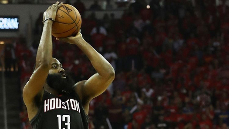 James Harden menembak bola ke arah net Golden State Warriors. Copyright: © Getty Image