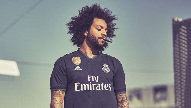 Marcelo saat promosikan jersey anyar Real Madrid. Copyright: © footyheadlines.com