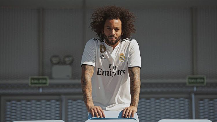 Marcelo saat promosikan jersey anyar Real Madrid. Copyright: © footyheadlines.com