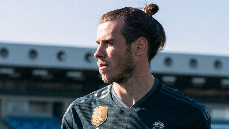 Gareth Bale saat jadi model jersey anyar Real Madrid. Copyright: © Twitter