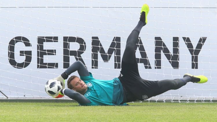 Manuel Neuer gabung dalam sesi latihan Timnas Jerman. Copyright: © Getty Images