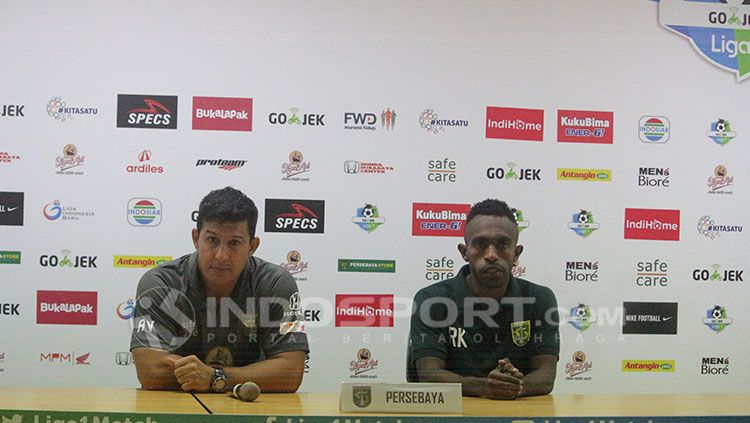 Alfredo Vera dan Ricky Kayame dalam konferensi pers. Copyright: © Fitra Herdian/INDOSPORT