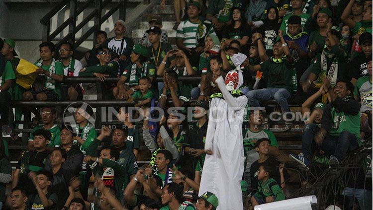 Kreativitas Bonek Mania dalam mendukung Persebaya Surabaya. Copyright: © Fitra Herdian/INDOSPORT