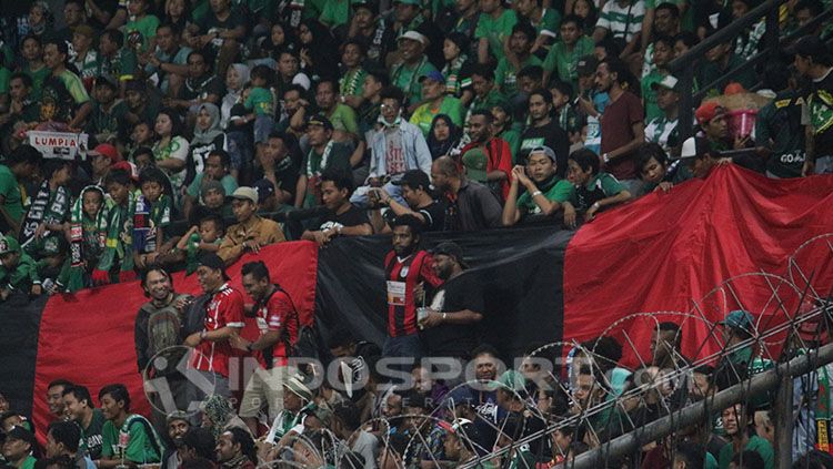 Bonek dan Persipura Mania. Copyright: © Fitra Herdian/INDOSPORT