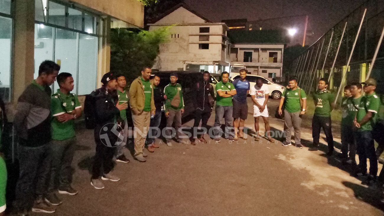 Sejumlah SMeCK menemani keberangkatan pemain PSMS ke Samarinda. Copyright: © Kesuma Ramadhan/Soicaumienbac.cc