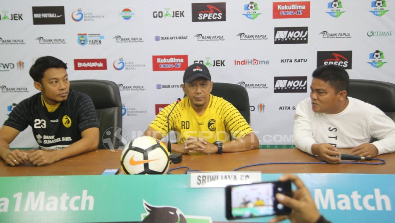 Pelatih Sriwijaya FC, Rahmad Darmawan dalam jumpa Pers. Copyright: © Muhammad Effendi/Indosport.com