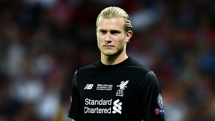 Loris Karius tertunduk lesu usai dikalahkan Real Madrid. Copyright: © Getty Image