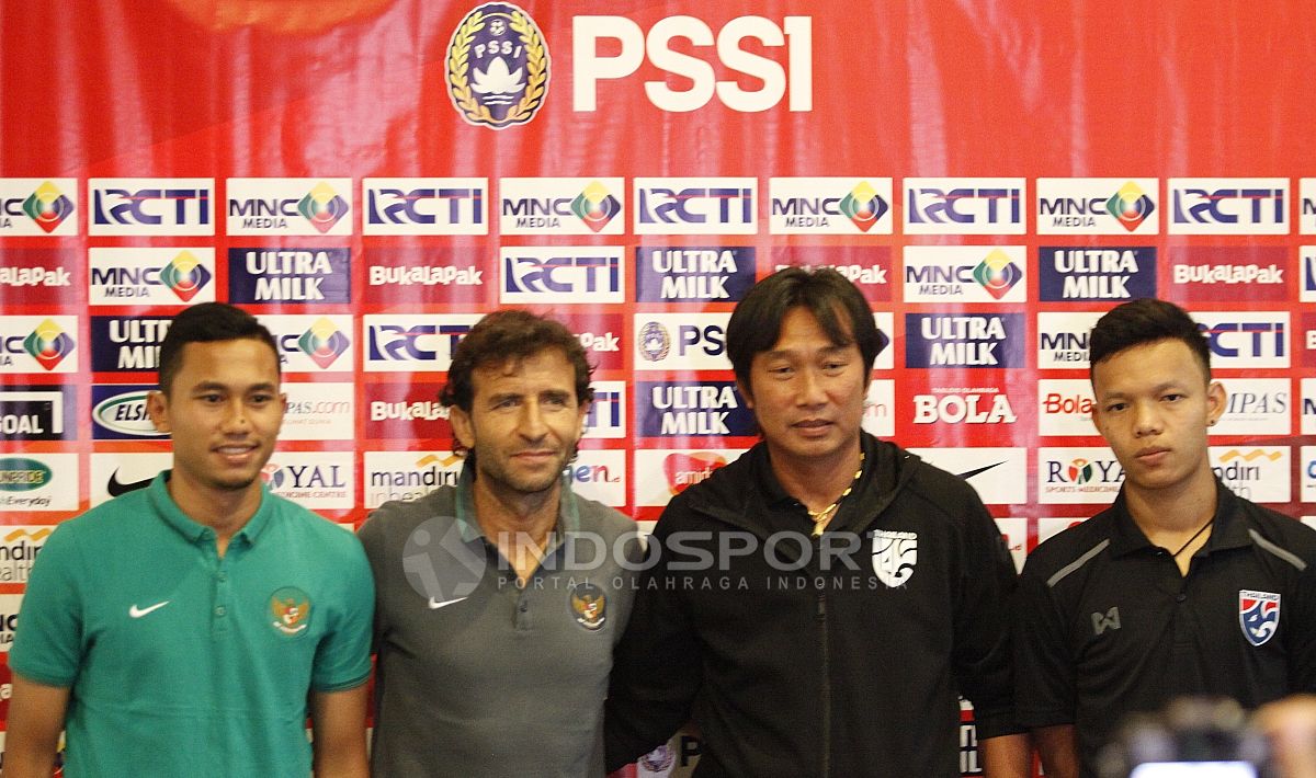 Pelatih Timnas Indonesia U-23, Luis Milla dan Ricky Fajrin. Copyright: © Herry Ibrahim/Indosport.com