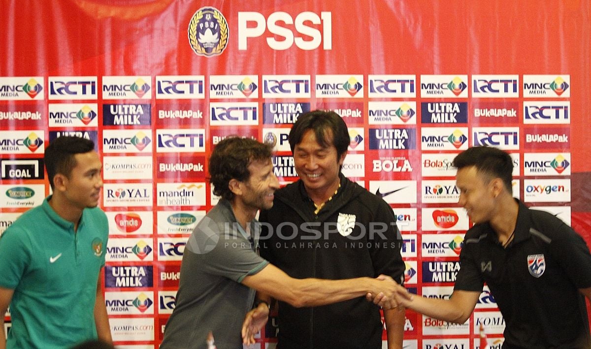 Pelatih Timnas Indonesia U-23, Luis Milla dan Ricky Fajrin. Copyright: © Herry Ibrahim/Indosport.com
