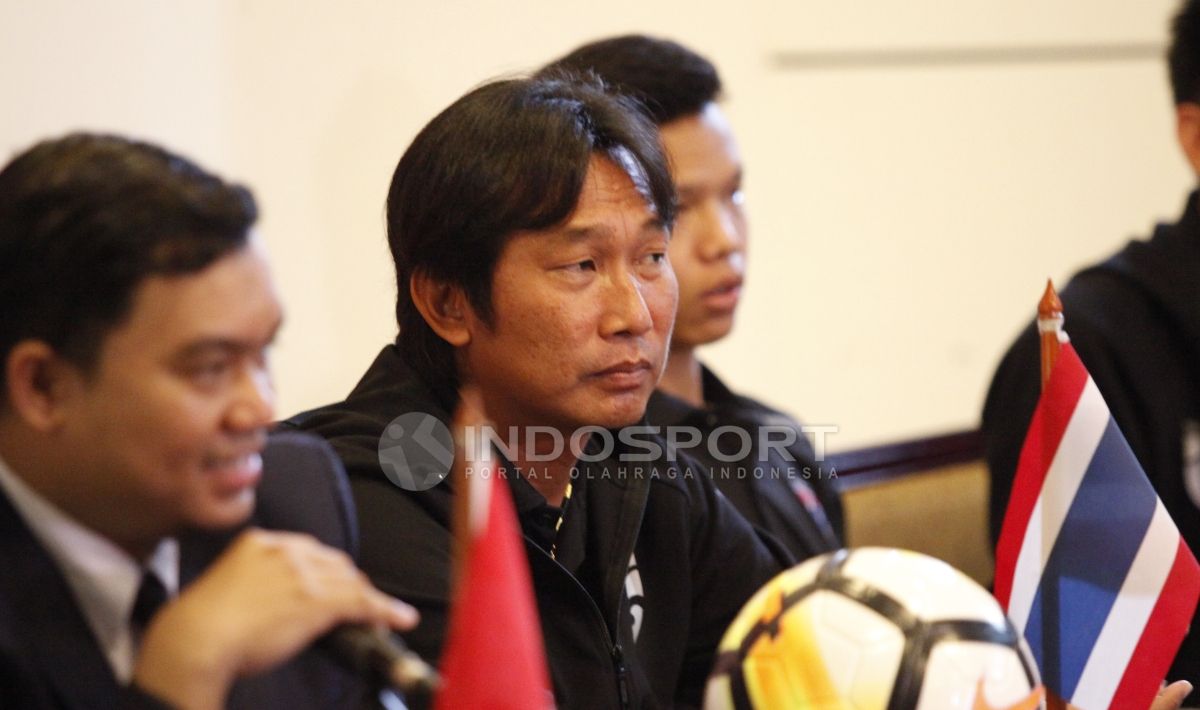 Asisten Pelatih Thailand, Naruephon Kaenson dan Kapten, Suriya Singmui. Copyright: © Herry Ibrahim/Indosport.com