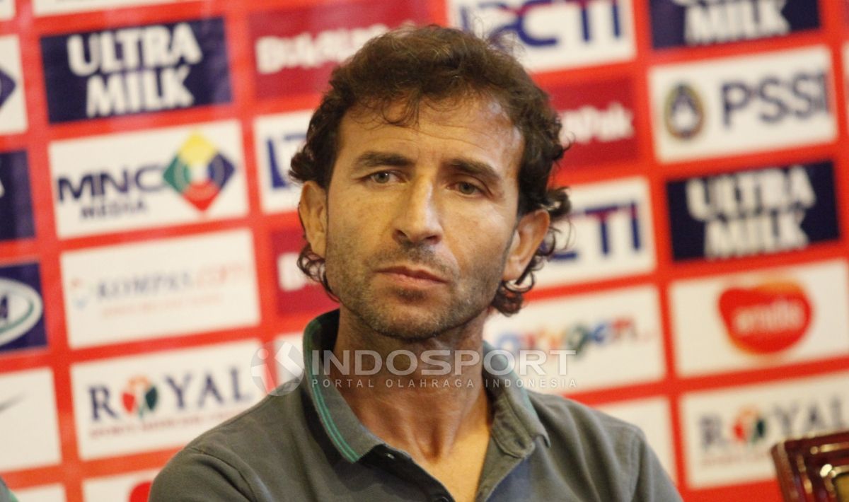 Kabar mengenai ketertarikan Luis Milla untuk kembali melatih Timnas Indonesia tidak hanya merebak di Tanah Air, tapi juga media asing. Copyright: © Herry Ibrahim/Indosport.com