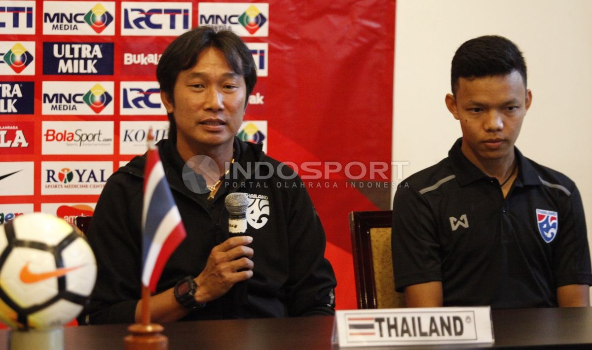 Asisten Pelatih Thailand, Naruephon Kaenson dan Kapten, Suriya Singmui. Copyright: © Herry Ibrahim/Indosport.com