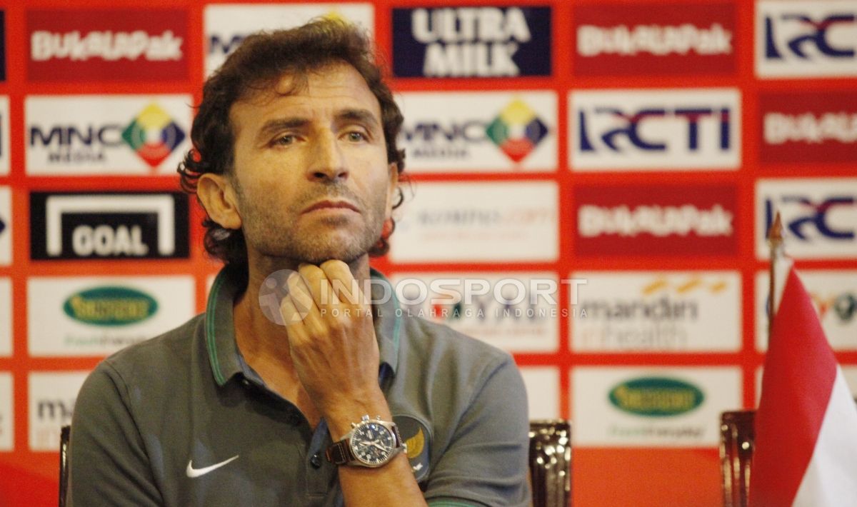 Pelatih Timnas Indonesia, Luis Milla saat konferensi pers. Copyright: © Herry Ibrahim/Indosport.com