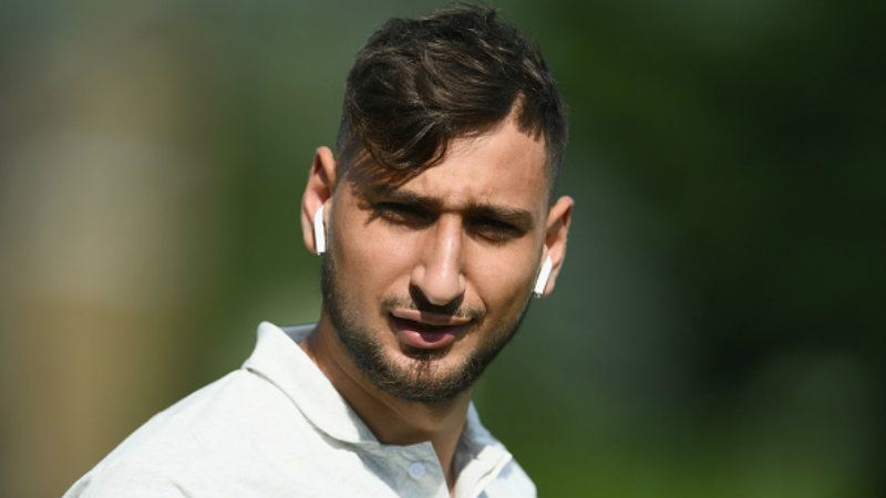 Raksasa Liga Inggris, Manchester United, dilaporkan tengah mendekati Gianluigi Donnarumma usai Setan Merah diam-diam membuka lowongan kiper anyar. Copyright: © Getty Image