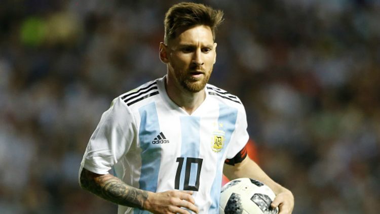 Lionel Messi saat berseraham Timnas Argentina. Copyright: © Getty Image