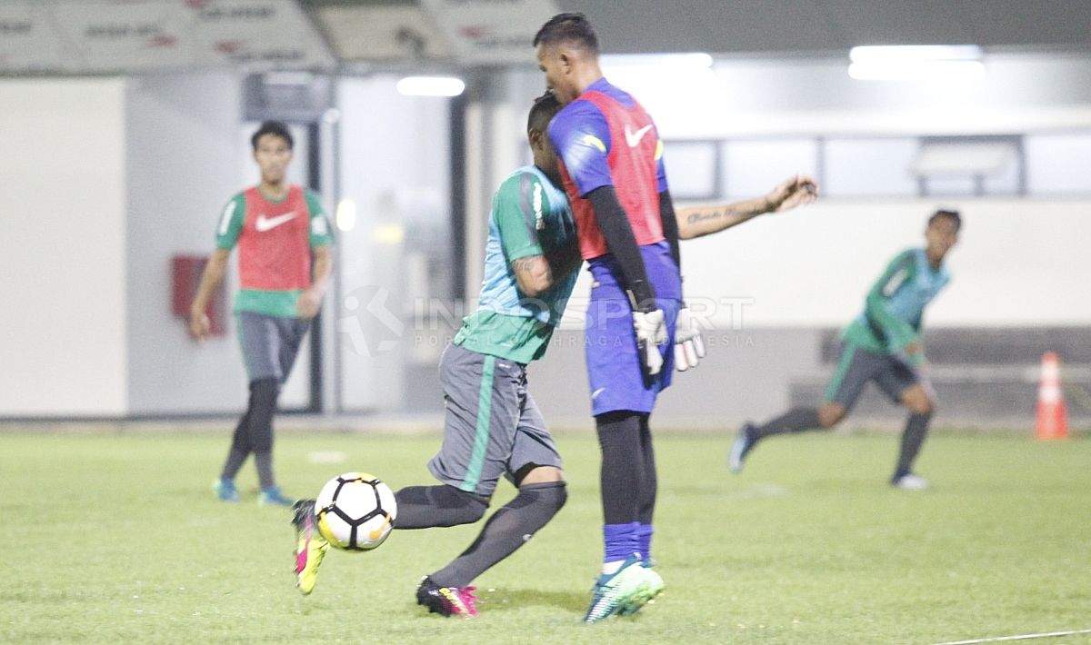 Kiper Teja Paku Alam (tengah) mencoba menghadang pergerakan Beto Goncalves. Copyright: © INDOSPORT/Herry Ibrahim