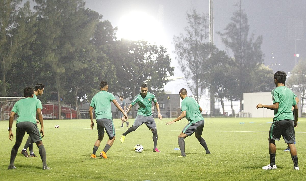 Para pemain Timnas U-23 melakukan sesi 'kucing-kucingan'. Copyright: © INDOSPORT/Herry Ibrahim