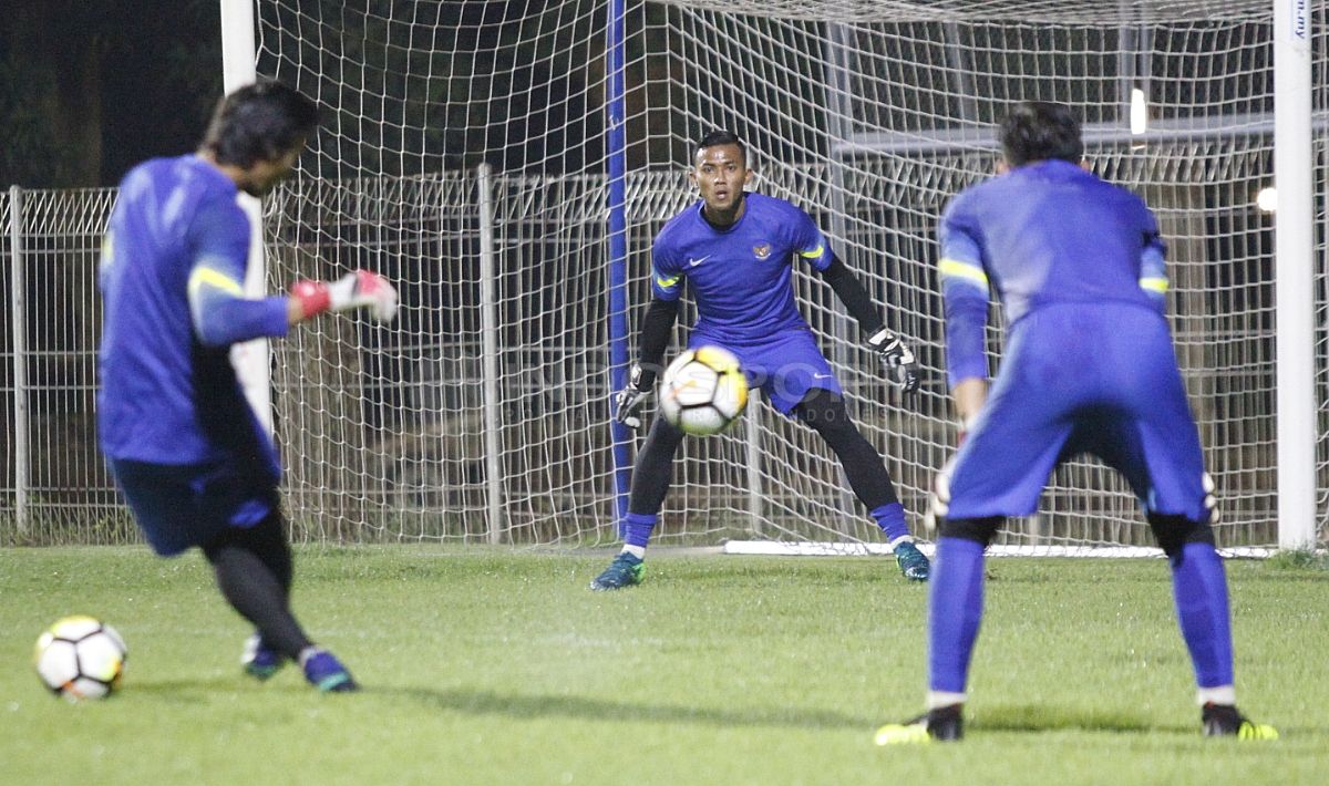 Tiga kiper Timnas yang dipanggil Luis Milla, yakni Teja Paku Alam (tengah), M Ridho, dan Awan Seto. Copyright: © INDOSPORT/Herry Ibrahim