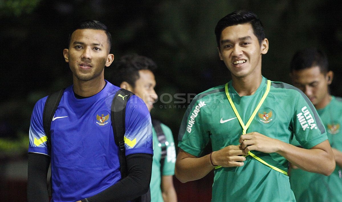 Kiper Teja Paku Alam (kiri) dan Septian David Maulana saat tiba di Lapangan B Senayan. Copyright: © INDOSPORT/Herry Ibrahim