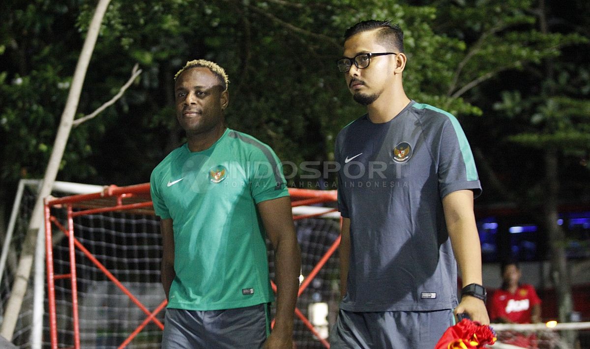 Victor Igbonevo (kiri) merupakan salah satu dari empat pemain senior yang dipanggil. Copyright: © INDOSPORT/Herry Ibrahim