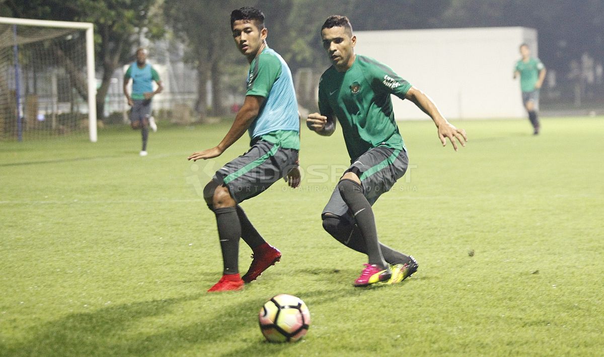 I Putu Gede (kiri) berebut bola dengan Beto Goncalves. Copyright: © INDOSPORT/Herry Ibrahim