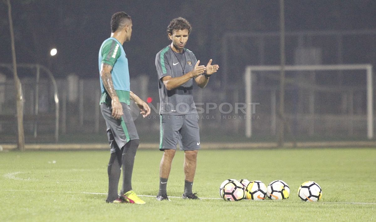 Pelatih Luis Milla berdiskusi dengan Beto Goncalves di sela-sela latihan. Copyright: © INDOSPORT/Herry Ibrahim