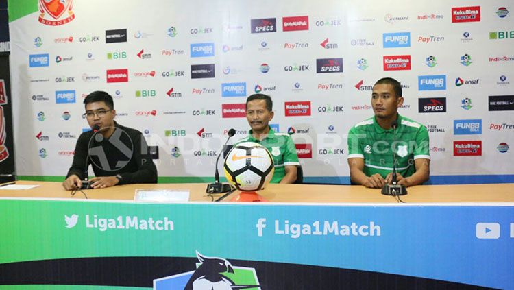 Pelatih PSMS Medan, Djajang Nurdjaman dalam konferensi pers jelang laga lawan Borneo FC. Copyright: © Kesuma Ramadhan/INDOSPORT