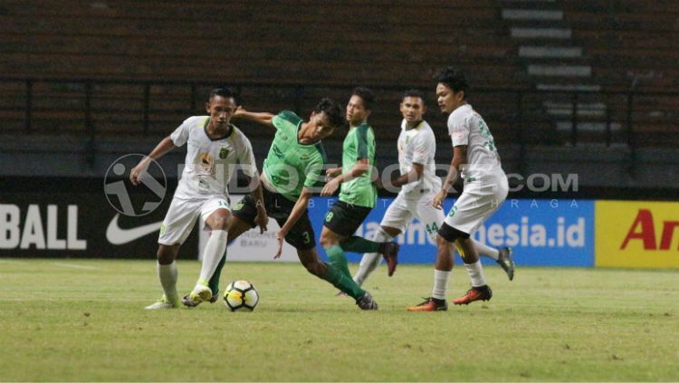 Adam Maulana berhasil melewati beberapa pemain Persebaya U-19. Copyright: © Fitra Herdian Ariestianto/INDOSPORT