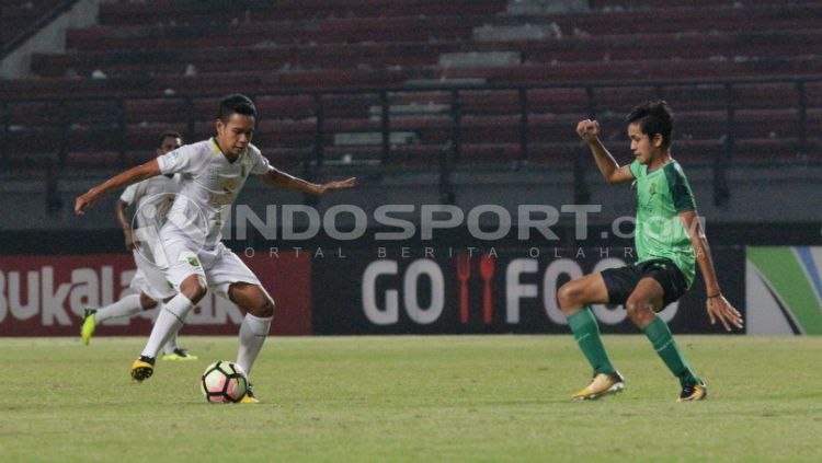Misbakus Solikin berusaha melewati pemain Persebaya U-19 Copyright: © Fitra Herdian Ariestianto/INDOSPORT