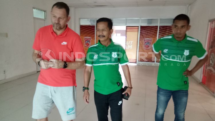 Dejan Antonic, Djajang Nurdjaman, dan Legimin Raharjo. Copyright: © Kesuma Ramadhan/INDOSPORT