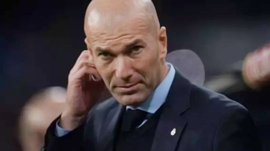 Zinedine Zidane resmi menginggalkan Real Madrid. Copyright: © Getty Image