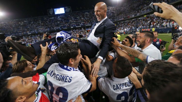 Zinedine Zidane saat bawa Real Madrid menjuarai La Liga Spanyol musim 2016/17 Copyright: © tbrfootball.com