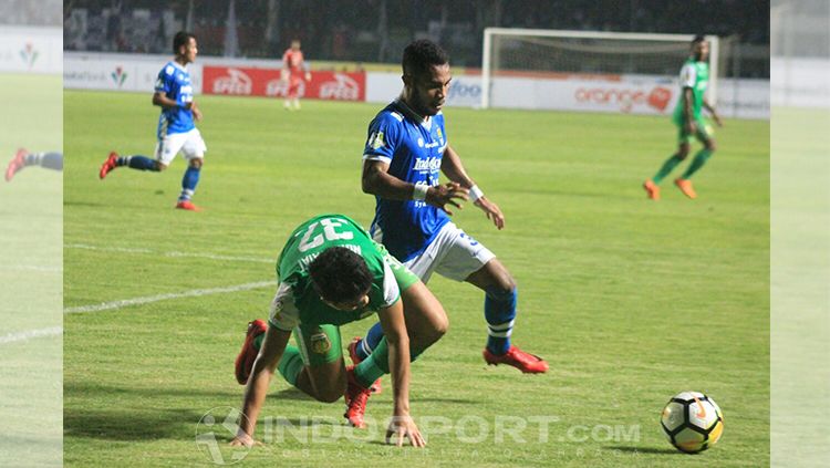 Persib Bandung vs Bhayangkara FC. Copyright: © INDOSPORT/Arif Rahman