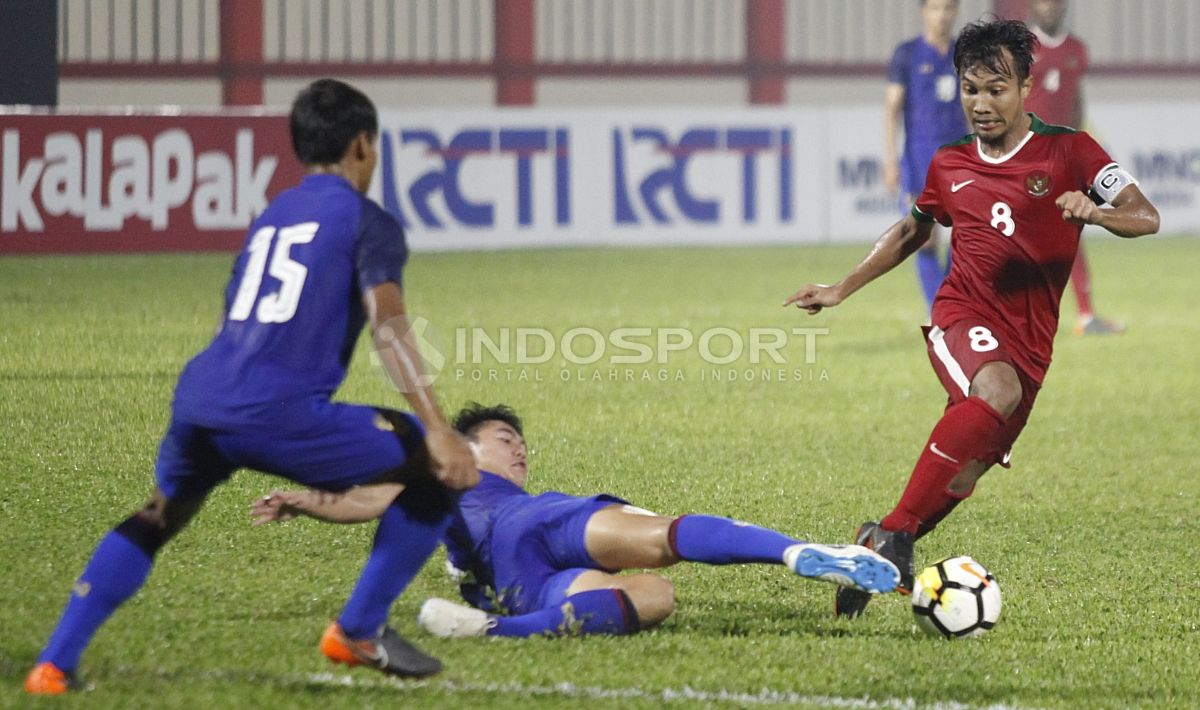 Muhammad Hargianto sedang menggiring bola saat menghadapi Thailand U-23 di pertandingan pertama. Copyright: © INDOSPORT/Herry Ibrahim