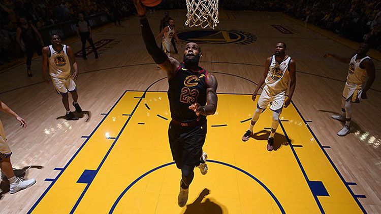 Penampilan LeBron James saat menghadapi Golden State Warriors. Copyright: © Twitter @cavs.