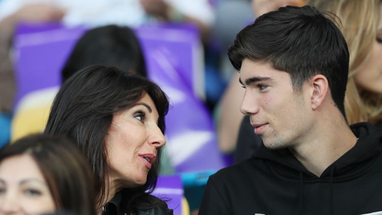 Istri Zinedine Zidane, Veronique Zidane menonton langsung final Liga Champions antara Real Madrid vs Liverpool. Copyright: © Getty Images