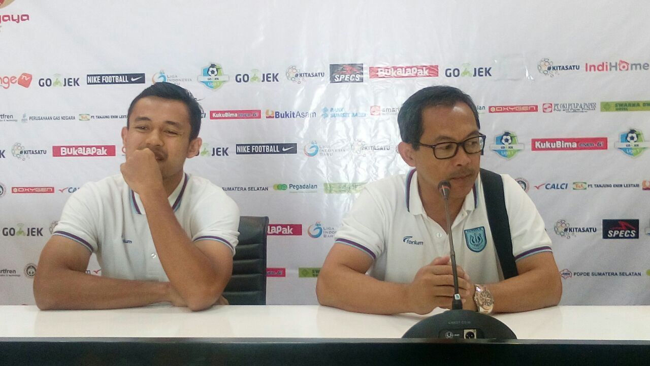 Pelatih Persela, Aji Santoso, dalam sesi konferensi pers jelang laga melawan Sriwijaya FC. Copyright: © Muhammad Effendi/INDOSPORT