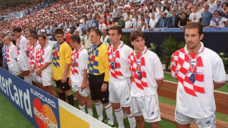 Para pemain Timnas Kroasia sedang berdiri di Piala Dunia 1998. Copyright: &copy; AFP