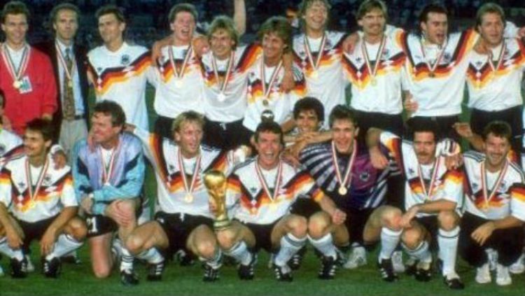 Skuat Timnas Jerman usai jadi juara dunia di Piala Dunia 1990. Copyright: &copy; Alfido.com