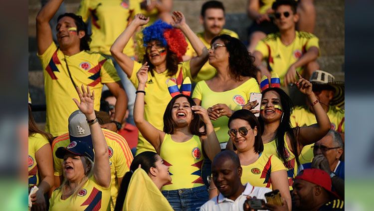 Suporter Kolombia dalam laga uji coba Mesir vs Kolombia. Copyright: © MARCO BERTORELLO/AFP/Getty Images