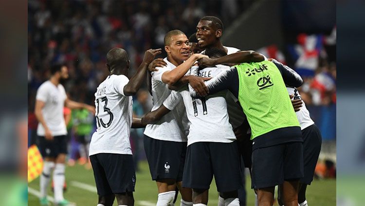 Ousman Dembele merayakan gol bersama rekan-rekannya saat melawan Italia, 2 Juni 2018. Copyright: © FRANCK FIFE/AFP/Getty Images