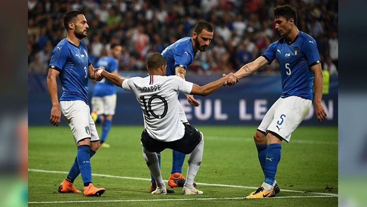 Para pemain Italia membantu Kylian Mbappe yang terjatuh. Copyright: © FRANCK FIFE/AFP/Getty Images