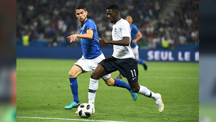 Ousmane Dembele berusaha melewati penjagaan Jorginho. Copyright: © FRANCK FIFE/AFP/Getty Images