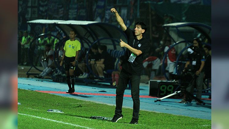 Gaya Milan Petrovic saat memberi instruksi kepada pemain di lapangan. Copyright: © Ian Setiawan/INDOSPORT