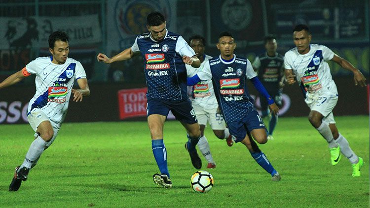 Ahmet Atayev dan Rivaldi Bauwo saat berebut bola dengan pemain PSIS. Copyright: © Ian Setiawan/INDOSPORT