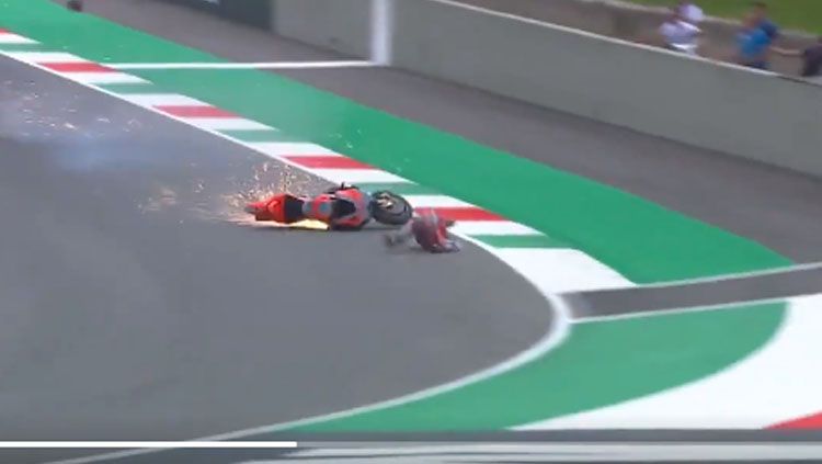 Michele Pirro menghantam tanah dengan sangat keras saat terjatuh. Copyright: © Twitter MotoGP
