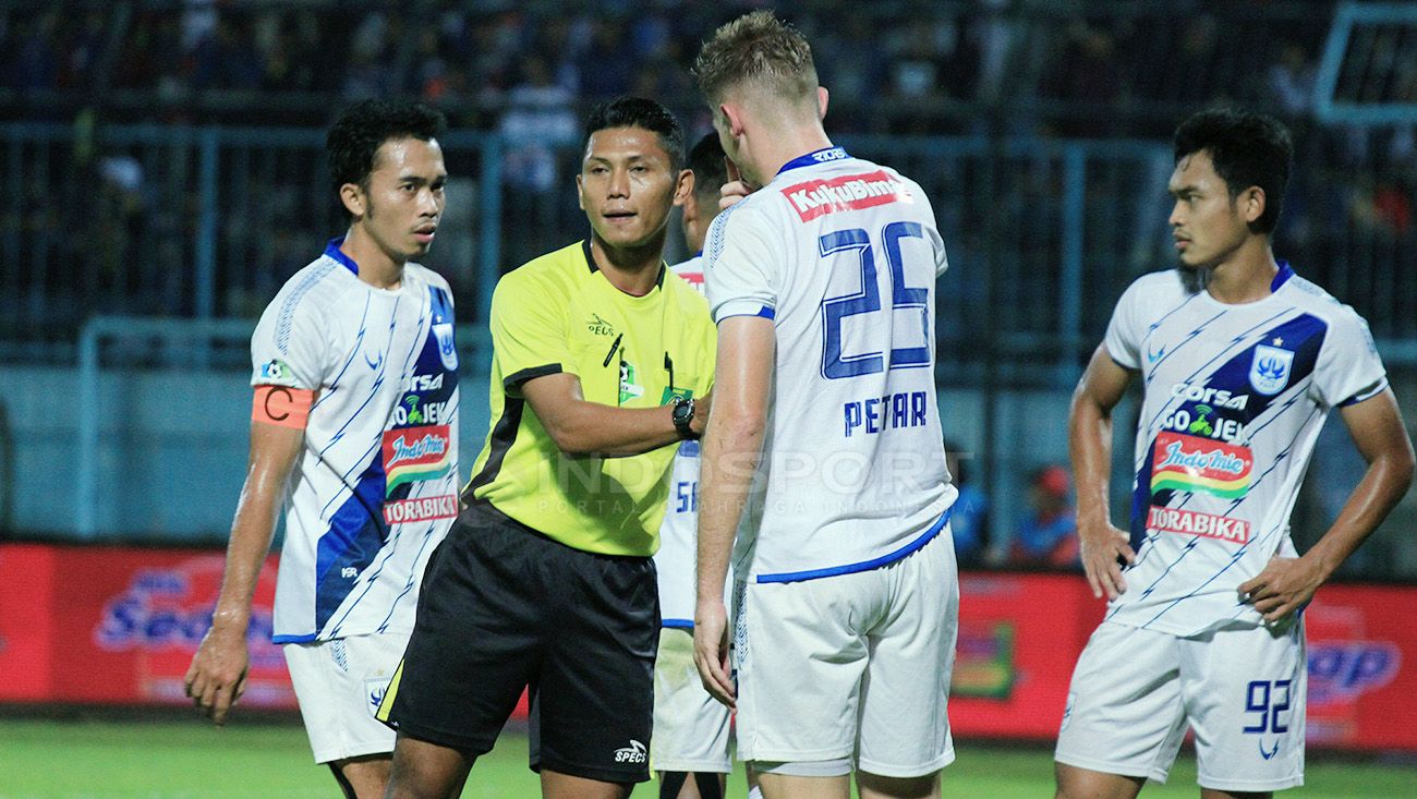 Wasit Agus Fauzan Arifin saat diprotes oleh pemain PSIS Semarang dalam laga melawan Arema FC. Copyright: © Ian Setiawan/Indosport.com