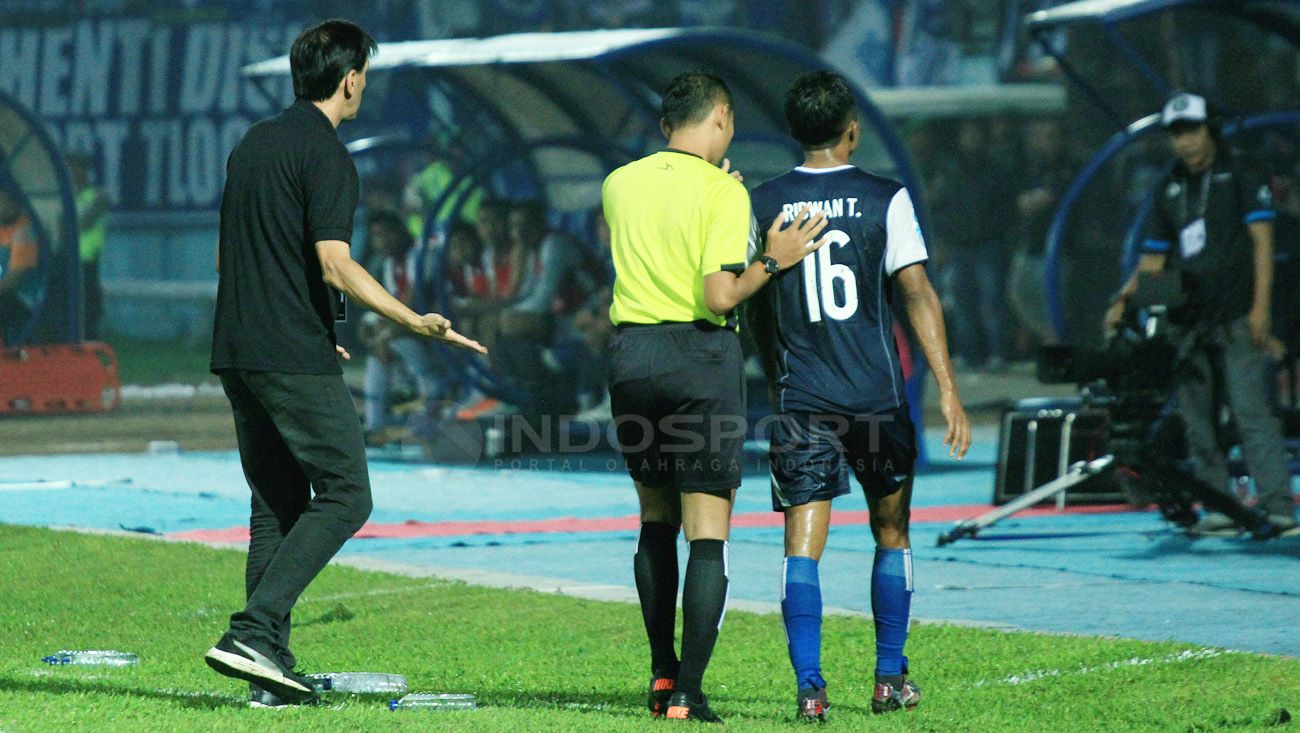 Pelatih Arema FC, Milan Petrovic (kiri) saat mempertanyakan kartu merah Ridwan Tawainela kepada wasit cadangan. Copyright: © Ian Setiawan/Football265.com