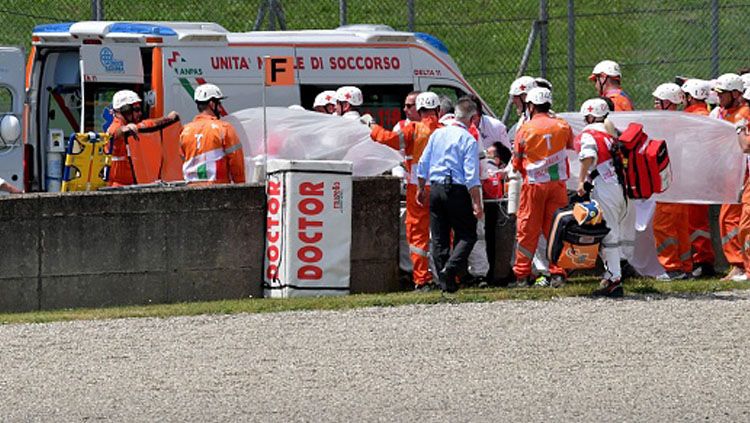 Michele Pirro langsung dibawa ke rumah sakit terdekat dengan mobil ambulans. Copyright: © INDOSPORT