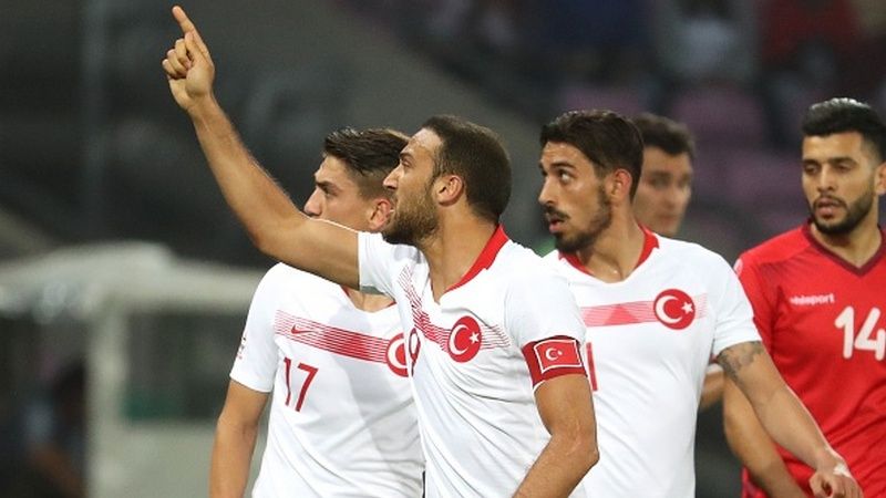 Penyerang Turki, Cenk Tosun marah kepada fans, Sabtu (02/06/18). Copyright: © Getty Images